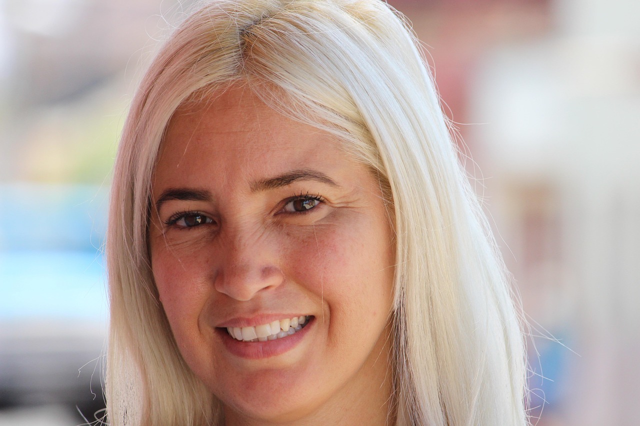 Inicio mujer, mujer rubia, sonrrisa, mirada, rostro, cara, mujer joven, ojos, pelo